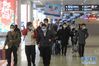 在杭州东站，从贵州乘坐外地复工人员专列抵达杭州的复工人员出站后准备直接乘坐企业的包车离开（2月16日摄）。 2月16日22时7分，载有近300名贵州籍旅客的G4138次列车到达杭州东站。这是铁路部门为服务企业外地员工返程而开行的首趟定制专列。 新华社记者 黄宗治 摄