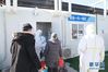 2月16日，在武汉雷神山医院，新收治的患者走向病房。 当天，武汉雷神山医院收治新冠肺炎患者100人。 新华社发（高翔 摄）