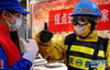 　2月16日，李剑（右）在消杀作业间隙和黄俊交流。新华社记者李安摄