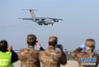 2月17日，空军运输机即将降落在武汉天河机场。新华社记者 李贺 摄