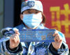 2月17日，一位医疗队队员展示登机牌。新华社记者 李贺 摄