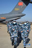 2月17日，一批军队支援湖北医疗队员抵达武汉天河机场。新华社记者 黎云 摄