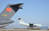 2月17日，空军运输机即将降落在武汉天河机场。新华社记者贾启龙摄