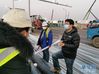 2月4日，新华社记者李劲峰（右）在武汉雷神山医院施工工地上采访。新华社发