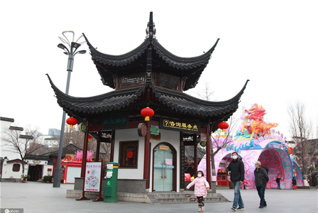 南京夫子庙景区有序恢复开放 游客实名制扫码并测温正常后进入