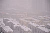 2020年2月21日晚至22日上午，哈尔滨市持续降雪，大地披上了银装，整座城市笼罩在一片白色之中。雪中的冰城，景色好美，如同一幅水墨画。许多市民在雪中拍照玩耍。