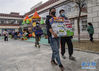 拉萨市儿童福利院孩子们在搬运过年物资（2月22日摄）。西藏各地即将于2月24日迎来藏历新年。受新冠肺炎疫情影响，西藏各地儿童、特困人员福利机构等均采取封闭式管理措施，内部新年庆祝活动也全部取消。但福利机构内物资保障充足，困难群体的新年年味不减。来源：新华网 新华社记者 孙非 摄
