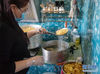 拉萨市儿童福利院的一名工作人员为孩子们准备早餐藏面（2月22日摄）。新华社记者 侯捷 摄