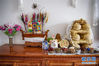 　拉萨市社会福利院一名老人的房间里摆放着藏族特色年货（2月23日摄）。新华社记者 孙非 摄