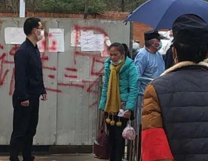 女子■武汉一女子从高楼爬下只为买肉?当地村委会回应