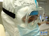 图为：2月24日，在武汉市第七医院ICU，护士陶晓琳护目镜上布满水汽。
