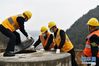 2月26日，管道工在检查蓄水池设备运行情况。 新华社记者 杨文斌 摄