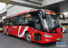 2月27日，一辆定制公交车在北京的街道上行驶。新华社记者张晨霖摄