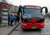2月27日，一辆定制公交车驶离北京市“天通北苑三区南门”站。新华社记者张晨霖摄
