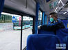 2月27日，工作人员在定制公交发车前进行车辆检查。新华社记者张晨霖摄