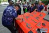 2月7日，在马来西亚加影，人们参加为中国抗击疫情加油的书法活动。 