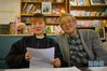 1月21日，在湖北武汉，日本老人岛田孝治（右）和其店内的员工胡丹合影。新华社记者 冯国栋 摄