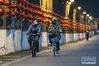 1月27日，武汉市民在东湖绿道骑行。新华社记者 熊琦 摄