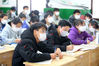 2020年3月17日，在江苏省南通西藏民族中学，学生在网络上视频课。