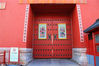 2020年3月17日，北京，故宫东华门，损坏门钉已被修复，不少市民围观拍照。