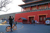 2020年3月17日，北京，故宫东华门，损坏门钉已被修复，不少市民围观拍照。