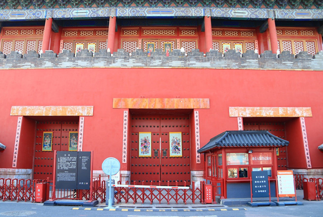 北京故宫东华门损坏门钉已被修复 不少市民围观