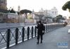 3月16日，在意大利首都罗马，一名女子戴着口罩出行。  新华社记者 程婷婷 摄