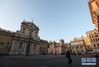 3月16日，在意大利首都罗马，一名男子戴着口罩走过广场。  新华社记者 程婷婷 摄