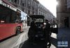 3月16日，在意大利首都罗马，两名便衣警察查验人们出行的“自我声明”以及身份证件。  新华社记者 程婷婷 摄