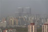 2020年3月18日，中国北京，北京迎来大风扬尘天，天空变得灰蒙蒙，放眼看去，建筑楼宇仿佛蒙上“一层纱”。大羽/IC photo
