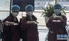 3月18日，在武汉天河机场，福建医疗队队员端着机场特意准备的热干面排队登机。 当日，部分援鄂医疗队陆续离开武汉。 新华社记者 费茂华 摄