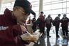 3月18日，在武汉天河机场，福建医疗队领队陈捷在享用机场特意准备的热干面。 当日，部分援鄂医疗队陆续离开武汉。 新华社记者 费茂华 摄