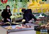 3月1日，顾客在上海一家超市内选购水果。