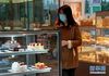 3月1日，顾客在上海一家糕点店内选购蛋糕。