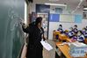 3月16日，贵阳市第六中学高三教师在教室内授课。 新华社记者 欧东衢 摄