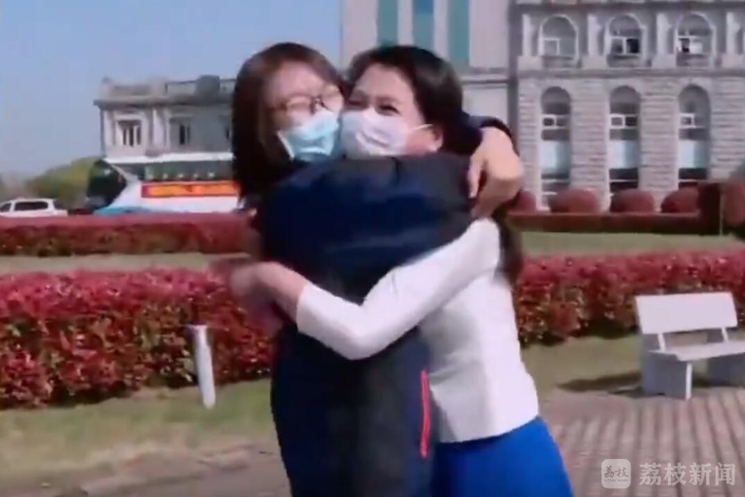黄石■泪奔!因网络结缘的江苏援黄石医疗队“小燕子”与黄石“晶主播”见面啦