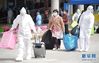 3月10日，在武汉江夏方舱医院，医护人员帮助新冠肺炎治愈患者（中）拿行李。 新华社记者 才扬 摄