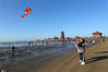 2020年3月23日，人们在蓬莱八仙渡景区西侧海滩放飞风筝。