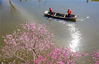 2020年3月24日，江苏省海安市白甸镇“银发护绿水”志愿服务队的志愿者们在施溪村的河道里打捞水草和垃圾漂浮物。