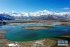 这是3月24日拍摄的雅鲁藏布江雪景（无人机照片）。 当日，西藏拉萨及周边地区迎来降雪，雅鲁藏布江两岸银装素裹，分外美丽。 新华社记者 詹彦 摄
