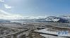 这是3月24日拍摄的雅鲁藏布江雪景（无人机照片）。 当日，西藏拉萨及周边地区迎来降雪，雅鲁藏布江两岸银装素裹，分外美丽。 新华社记者 晋美多吉 摄
