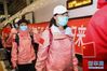 3月25日，援鄂国家医疗队队员抵达北京西站。 新华社记者 张玉薇 摄