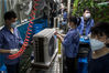  2020年3月25日，湖北武汉。在美的武汉工厂，员工戴着口罩在厂区内工作。 renuong/IC photo