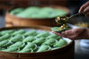 2020年3月27日，安徽黄山，王海英正在包馅，制作“清明饺”。