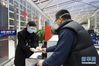 3月29日，在湖北襄阳刘集机场，旅客检票登机。 当日，湖北省除武汉天河机场外其他机场国内客运航班恢复。 新华社发（谢剑飞 摄）