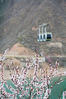 2020年3月29日，甘肃省平凉市，游人在崆峒山乘坐缆车游玩。
