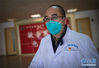 身患渐冻症的武汉市金银潭医院院长张定宇走在去病房的路上（1月29日摄）。 新华社记者 肖艺九 摄
