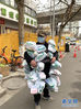 　在武汉市江岸区黄石路汉口大药房，惠民苑社区网格员丰枫把为居民购买的药挂在身上（2月24日摄）。新华社发