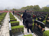 2020年3月31日南京，市民来到墓园扫墓。前来祭扫的市民凭“苏康码”、预约凭证，经测量体温，陆续进入墓区，现场秩序井然，没有出现排队和争执现象。