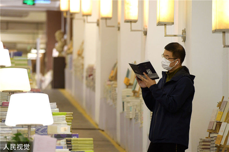 2020年4月10日,南京,先锋书店五台山总店,不少读者走进书店选书看书